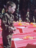 Май 2016 года. Братское захоронение. О чём думает этот мальчик, одетый в солдатскую форму?