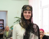 Грузинский женский головной убор демонстрирует гость.