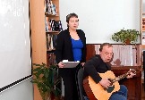 Песня "Родник" в исполнении преподавателя воскресной школы Янины Жилич и аккомпанемент Виталия Зимарева