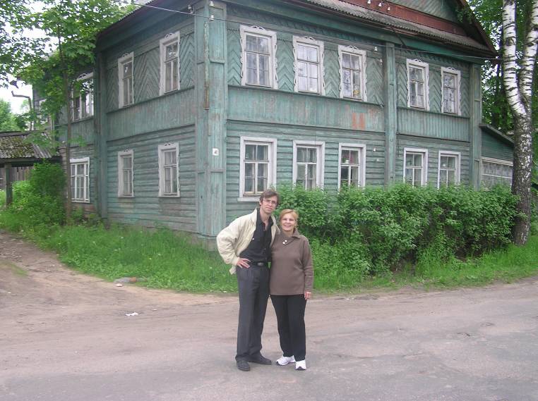 Фото 2005 года. На родине своего отца у дома № 41 Наталия Кривцова с сыном Антоном.
