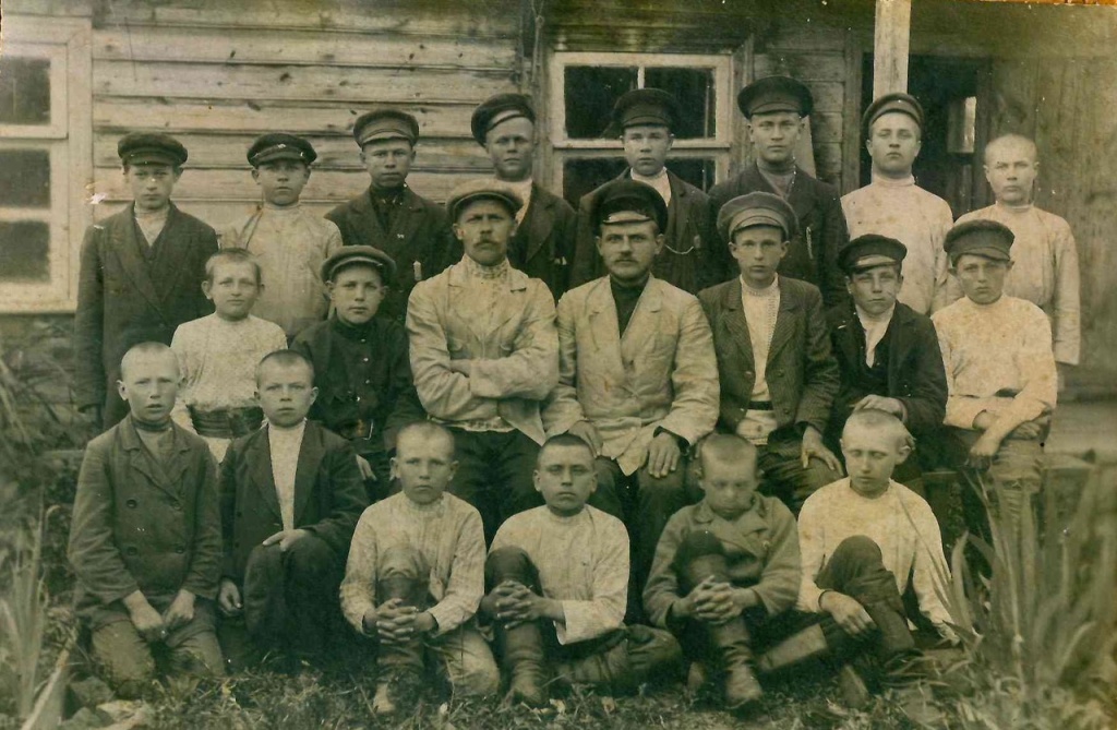 Учащиеся и ученики Льзичского училища. 1919 - 1920 г.г.