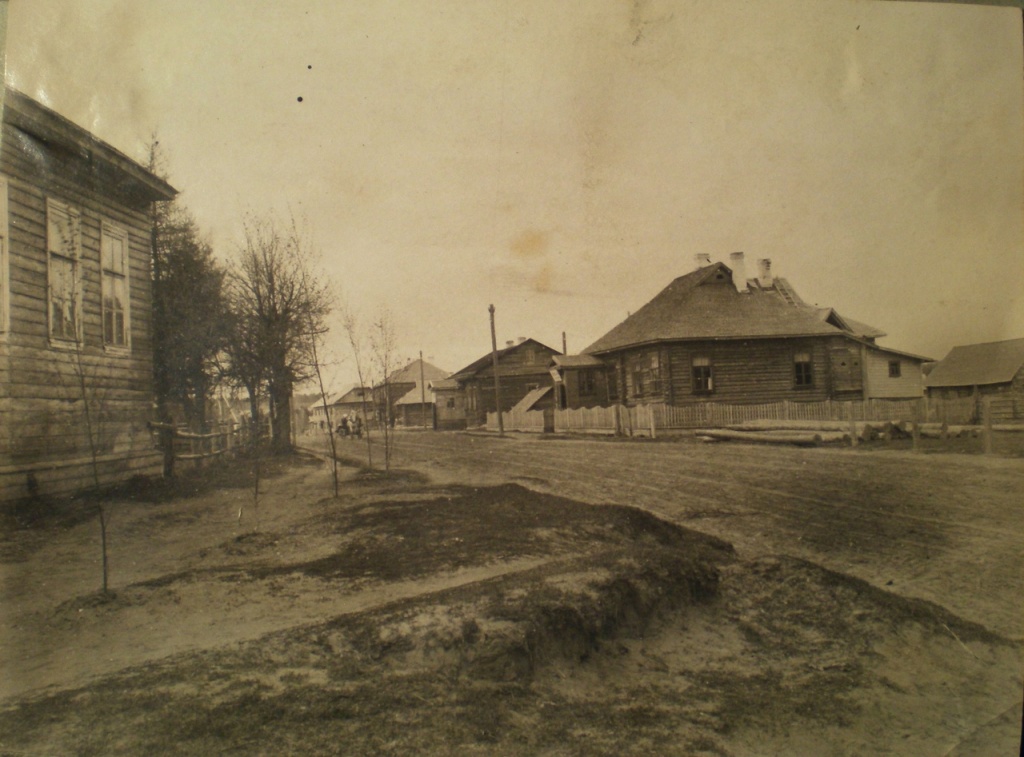 1930 год. Слева - здание почты.