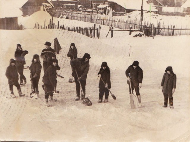 Недалеко от переезда на Василия Иванова на водоёме зимой устраивали каток.Фото второй половины 60-х годов ХХ века.